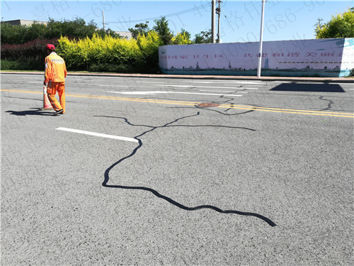 您還在抱怨嘉格瀝青路面貼縫帶價格高嗎？河南申總這么說